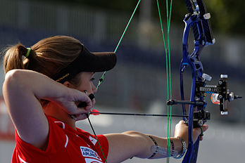 L'archère américaine Erika Jones en finale d'arc à poulies femmes de la coupe du monde de tir à l'arc de 2013, place du Trocadéro, à Paris. (définition réelle 3 394 × 2 263)