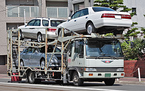 Un porteur type porte-voitures (Japon).