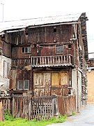 Maison ancienne en bois à Ceillac.