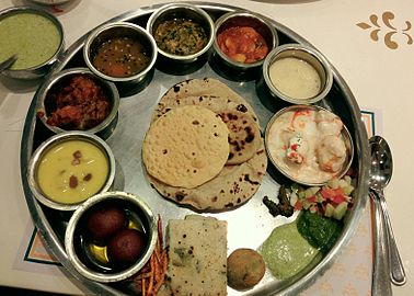 Roti als bijgerecht in een thali