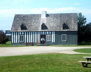 Maison Lamontagne de Rimouski. Construite en 1750 par Marie-Agnès Lepage, petite-fille du Seigneur René Lepage, elle porte aujourd'hui le nom de la famille qui y résida en 1844. Elle est une des plus vieilles maisons de colombage pierroté au Québec.