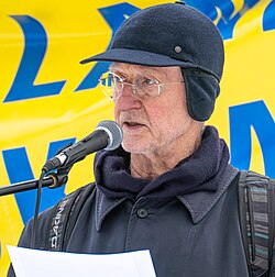 Mats Ek talar under manifestationen Ryssland ut ur Ukraina utanför ryska ambassaden i Stockholm den 14 februari 2024.