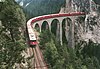 Train du Chemin de fer rhétique traversant le viaduc de Landwasser.