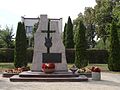 Monumento aos defensores mortos no incêndio da escola pelos soldados alemães em 1939