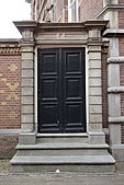 Ușă între o pereche de pilaștri dorici, în Enkhuizen (Țările de Jos)