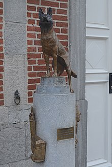 Monumento frente a la casa de la Federación Cinológica Internacional. Thuin, Bélgica