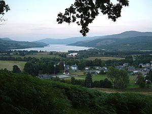 Killin en Loch Tay vanaf Sron a Chlachain.