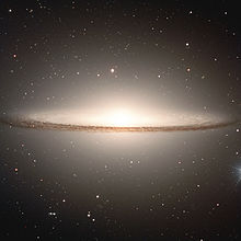 jasné jádro galaxie Sombrero je na snímku obklopené tmavým prachovým prstencem