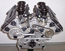 Moteur V6 automobile.