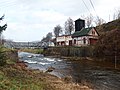 Řeka Úpa s mostem, novou loděnicí a bývalou hasičskou zbrojnicí