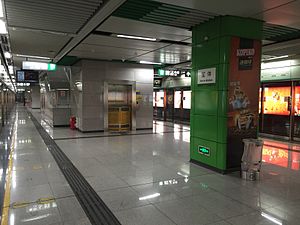 宝体站站台