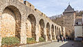 Mittelalterliche Stadtumwehrung mit Bogenpfeilern