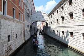 Le pont des Soupirs reliant le palais des Doges aux nouvelles prisons.