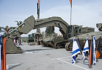 מחפר ממוגן מדגם קטרפילר 349 וברקע פומ"ה, טטרה-דרילר ושופל לא ממוגן