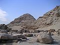Vue des ruines du temple funéraire de Niouserrê avec au fond la pyramide de Néferirkarê
