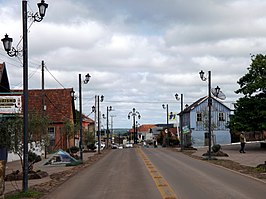 De hoofdstraat Av. Getúlio Vargas in het centrum van Cambará do Sul