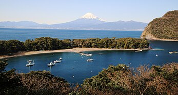 展望台から望む御浜岬と駿河湾越しの富士山