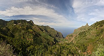 A la izquierda Las Carboneras, a la derecha el Roque de Taborno.