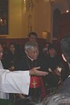 陳日君樞機於2006年平安夜子夜彌撒後向前來參觀的大陸學生致送禮物