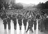 Medlemmer i den spanske Falangen hilser utfører romersk hilsen i Zaragoza under Den spanske borgerkrigen 1936. Bevegelsen støttet Franco under hans diktatur fram til 1977.