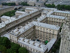 Notre-Dame kulesinde görüldüğü şekilde Hôtel-Dieu