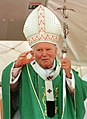 Papa Giovanni Paolo II con la mitra e la ferula durante una celebrazione in Brasile nel viaggio apostolico del 5 ottobre 1997