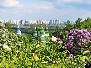 Панорама із бузкової алеї на Видубицький монастир і лівобережжя Києва