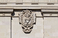 Medaglione del cuore di Maria, ad ornamento della facciata della chiesa di Santo Stefano a Rennes (Bretagna) .