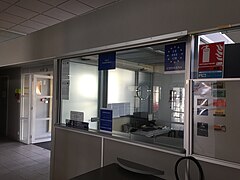 Poste frontalier des douanes françaises à l'aéroport de St-Nazaire.