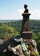 Wilhelm-Hauff-Denkmal beim heutigen Schloss Lichtenstein am Albtrauf