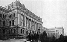 Photographie en noir et blanc d'un bâtiment imposant d'architecture néoclassique, dans une atmosphère terne.