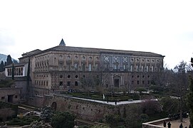 Westelijke façade van het paleis