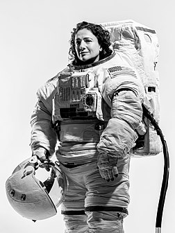 L'astronaute suédo-américaine Jessica Meir photographiée en combinaison spatiale Extravehicular Mobility Unit. (définition réelle 4 816 × 6 422)