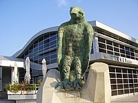 בניין הנהלת המרינה ופסל העיט מעשה ידיה של הפסלת אילנה גור