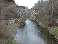 Río que conduce de la cascada