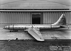 avion quadrimoteur à aile basse. Les nacelles portant les hélices sont très fines, car elles ne contiennent que les arbres, pas les moteurs.