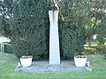 Ehrenmal (1966) in Nörvenich-Frauwüllesheim (Stele besteht aus fünf Elementen)