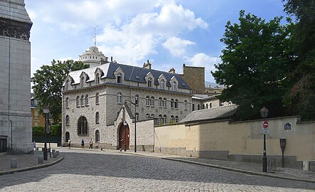 Le carmel de Montmartre, situė rue du Chevalier-de-la-Barre, au pied du Sacré-Cœur.