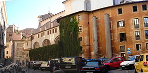 Två kolonner från Neros termer är uppställda vid Via di Sant'Eustachio. I bakgrunden kyrkan Sant'Eustachio.