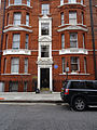 Bertrand Russell a vécu au 34 Russell Chambers Bury Place, Bloomsbury.