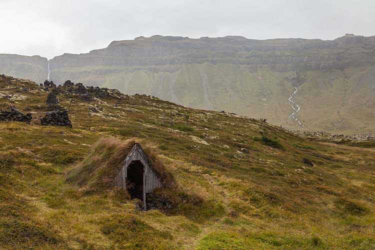Заброшенный исландский дерновый дом в Вестюрланде