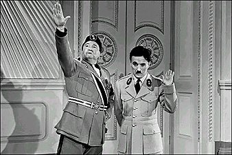 Le dictateur de Bactérie (Bacteria en VO), Benzino Napoleoni (caricature de Benito Mussolini), faisant des saluts fascistes avec Hynkel.