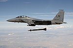 En F-15E släpper en laserstyrd flygbomb GBU-28 Paveway III.