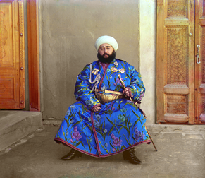 Mohamed Alim Khan (1880-1944), le dernier émir de Boukhara. Ce cliché, pris en 1911 par Sergei Mikhailovich Prokudin-Gorskii, est une des premières photographies en couleur. (définition réelle 3 307 × 2 859*)