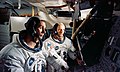 Eugene Cernan (vľavo) a Thomas Stafford (vpravo) v simulátore lunárneho modulu