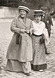 1910年1月，克拉拉·蔡特金和罗莎·卢森堡