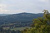 Blick von der Burgruine Auersburg nordwestwärts über das Tal der Ulster zur Bernhardser Kuppe