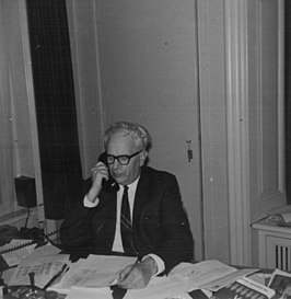 Carel Jacobs achter zijn bureau, mei 1964