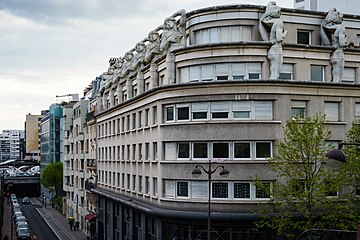 ドメニル大通りの12区中央警察署 (No.80 Avenue Daumesnil Paris: Commissariat central d'arrondissement (1991) par Manuel Núñez Yanowsky et Miriam Teitelbaum.)
