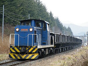 赤崎線の赤崎駅付近を走行する石灰石貨物列車。 （2009年1月21日）